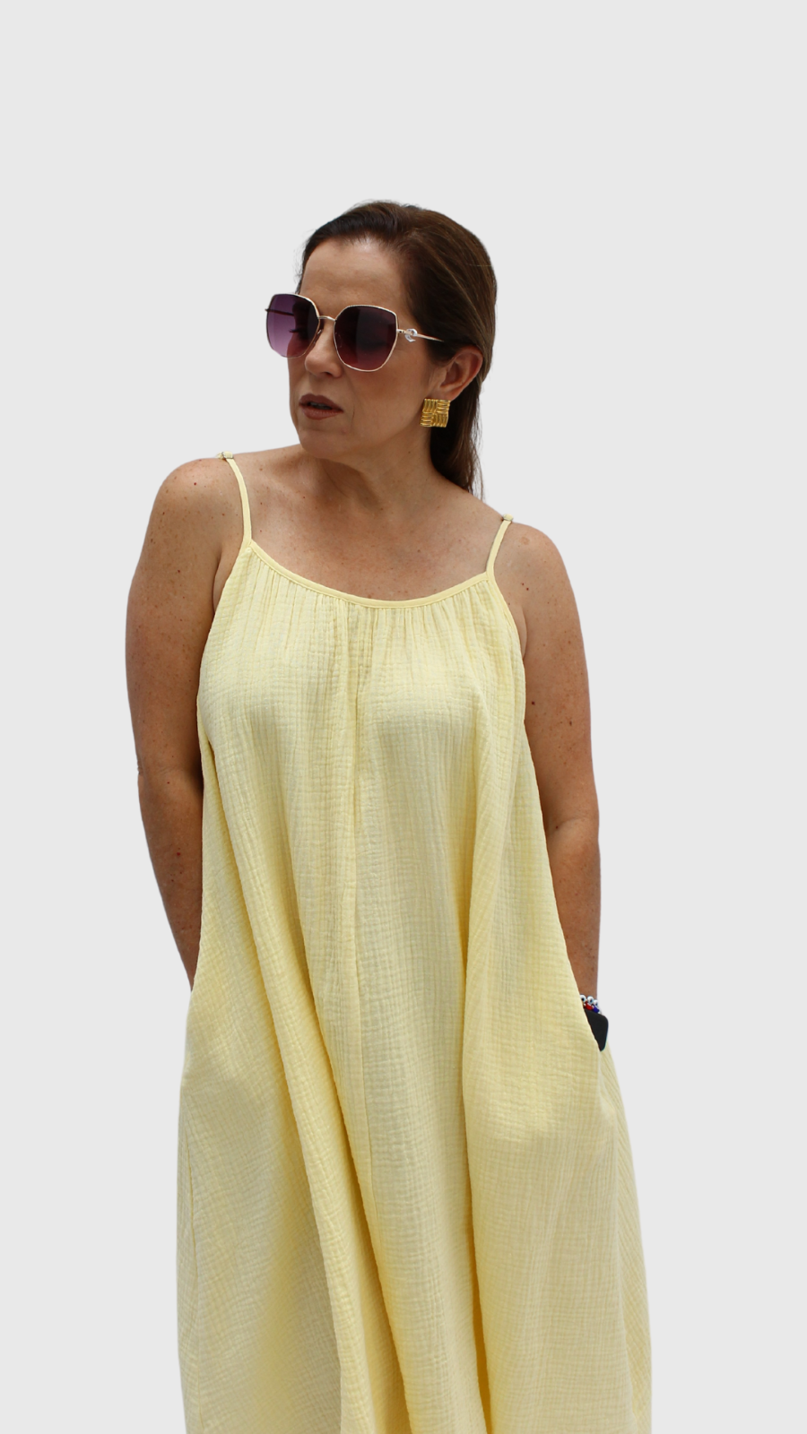 Vestido amarillo con bolsillos.