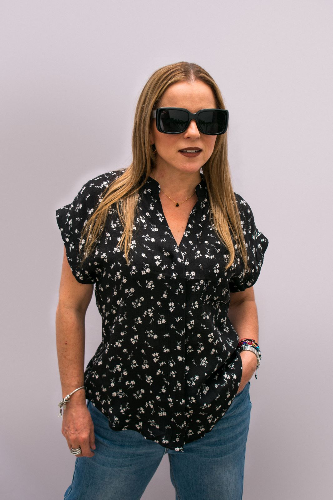 Blusa negra floral.