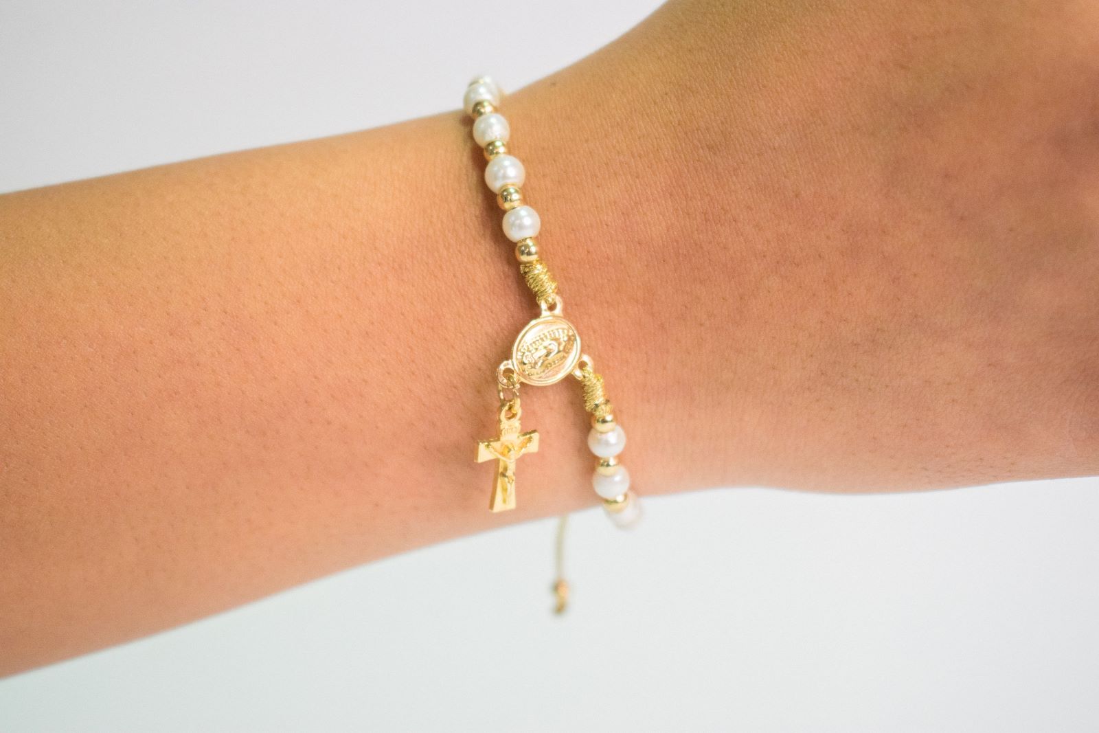 Pulsera de Perlas Blancas Ilustración de la virgen.