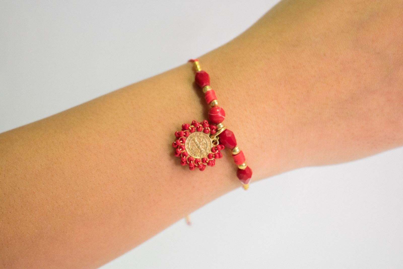 Pulsera Ilustración San Benito Roja.