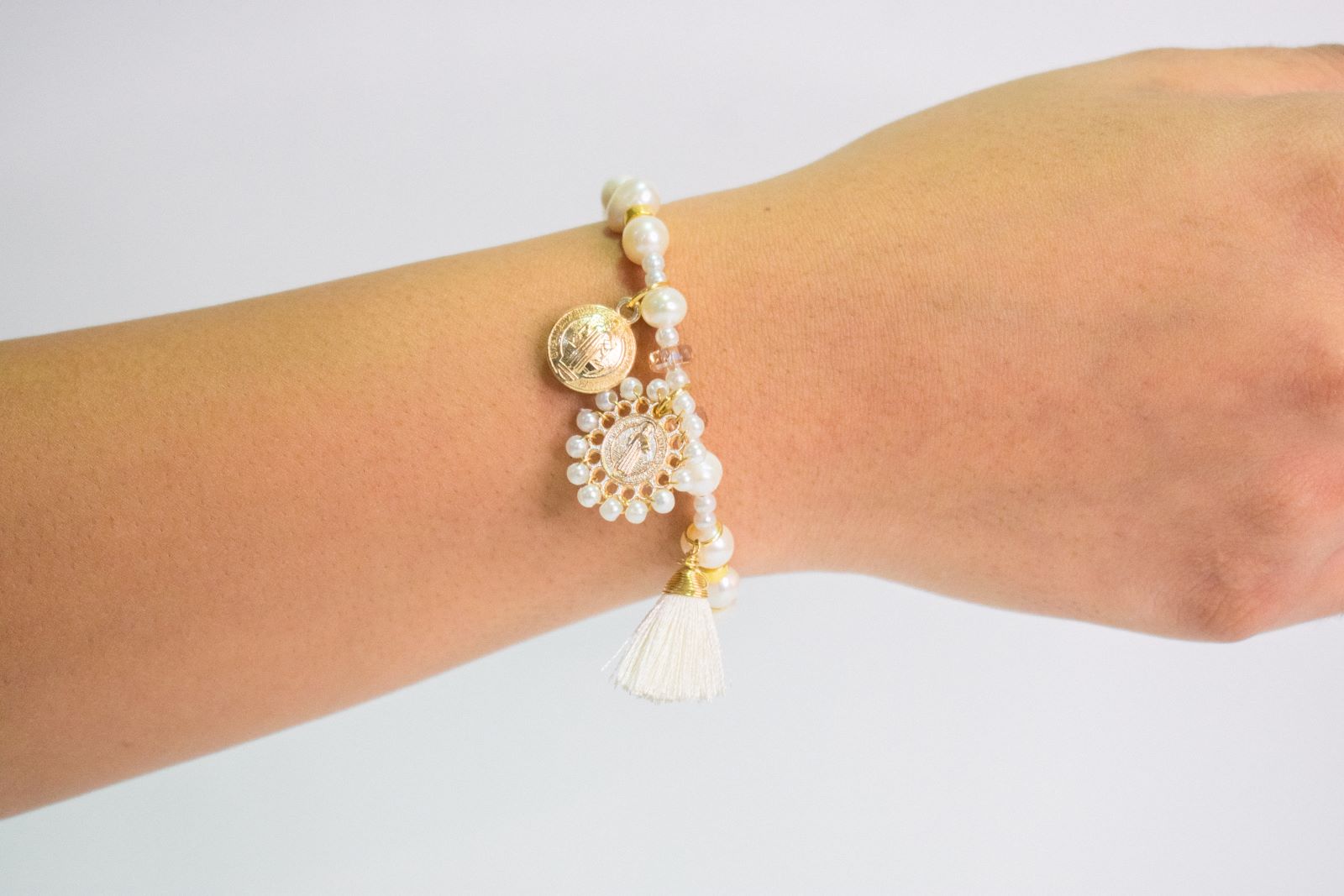 Pulsera Hilo Blanco y Dijes de Buena Suerte. – Aneel Accesorios